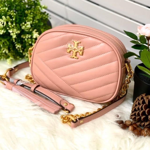 (ผ่อน0%) กระเป๋า สะพายข้าง หนังแท้ สีชมพู TOry Burch KIRA CHEVRON SMALL CAMERA BAG