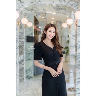 PACHARA BRAND  Detail: เดรสยาวคอวีสีดำแขนสั้น แต่งกระดุมเรียงด้านหน้า ช่วงเอวเข้ารูปใส่เป็นทรงสวย