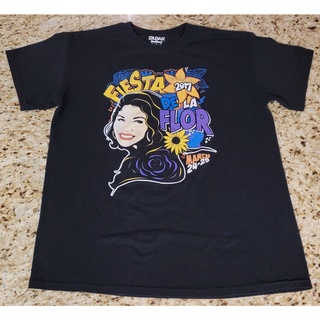 tshirtเสื้อยืดคอกลมฤดูร้อนเสื้อยืด พิมพ์ลาย Selena Quintanilla Fiesta De La Flor 2 ด้าน ขนาดกลางSto4XL