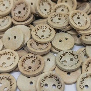 กระดุมไม้ กระดุมตกแต่ง งาน DIY ขนาด 15 mm ลาย Handmade with love (25 เม็ด/แพค)