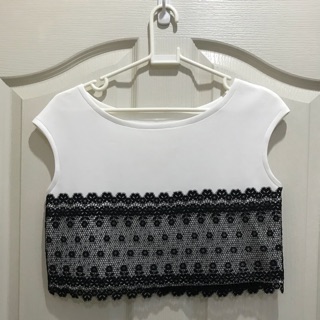 เสื้อครอป New! Crop top lace black and white