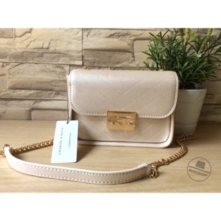 Charles &amp; Keith pushlock crossbody bag (outlet) สีขาวทองมุก