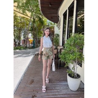 เซทเสื้อแขนกุด คอปกสีขาวดูสะอาดตา พร้อมกางเกง ทรงพอดีตัวใส่กำลังสวย