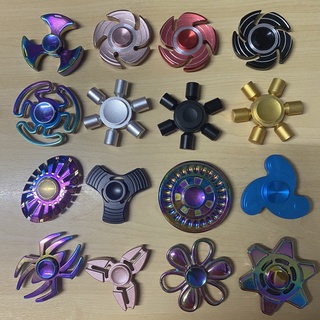 Hand spinner rainbow ทักมาเลือกลายได้ครับ. แถมกระเป๋าใส่