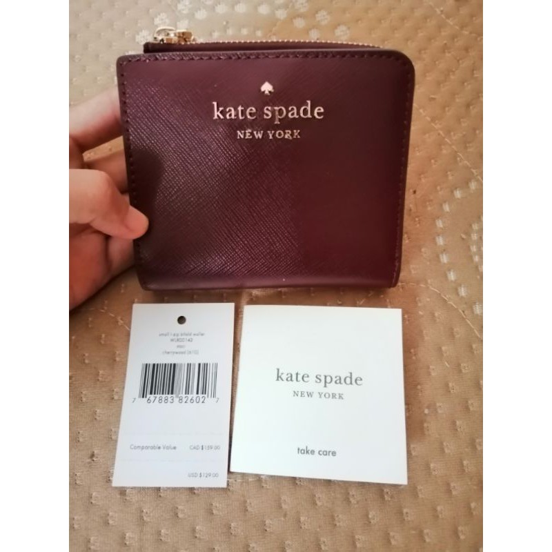 กระเป๋าสตางค์​ katespade​ใบสั้น สีแดง รุ่น:WLROO143 Kate Spade Eva Small L-Zipแท้💯🇱🇷