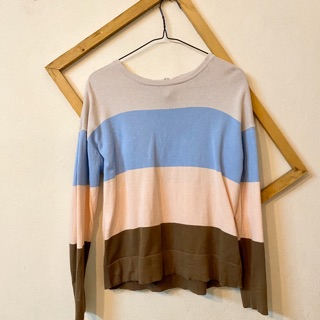 เสื้อสเวตเตอร์น่ารักๆ สีน่ารักมาก ส่งต่อแค่ 300 บาทเลยยซื้อมาตอนไปเที่ยวมาเลเซียจ้า