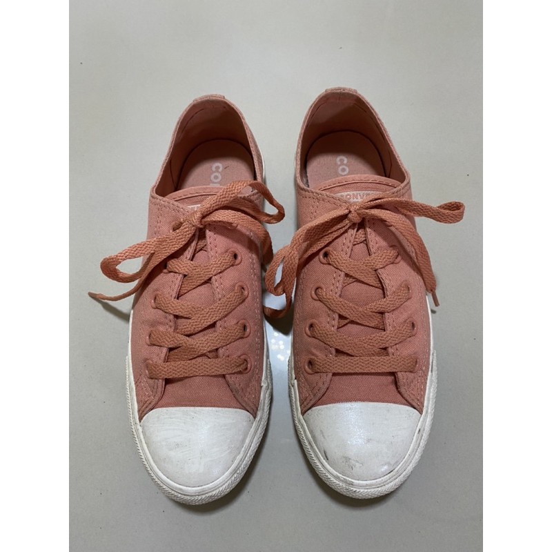 Converse Size EUR 38 ยาว 24 cm ผ้าใบทรงสลิม สีส้มพาสเทล ใส่เที่ยว 3 ครั้งยังไม่เคยซักเลยมีคราบฝุ่นที