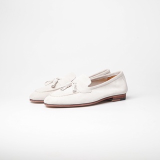 Julietta - Grand Tassel Loafer Unlined : Offwhite Suede Julietta รองเท้าหนัง