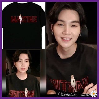 เสื้อยืด พิมพ์ลาย "MARTINE" SUGA BTS LIVE MIN YOONGI Picture Of People Standing BANGTAN