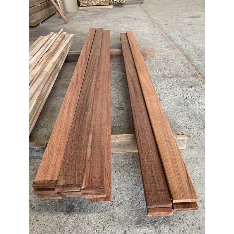 ไม้แดงไสเรียบทำรั้วไม้ ขนาด 1”x6”x1.20 ซม. จำหน่าย 10 แผ่น/มัด