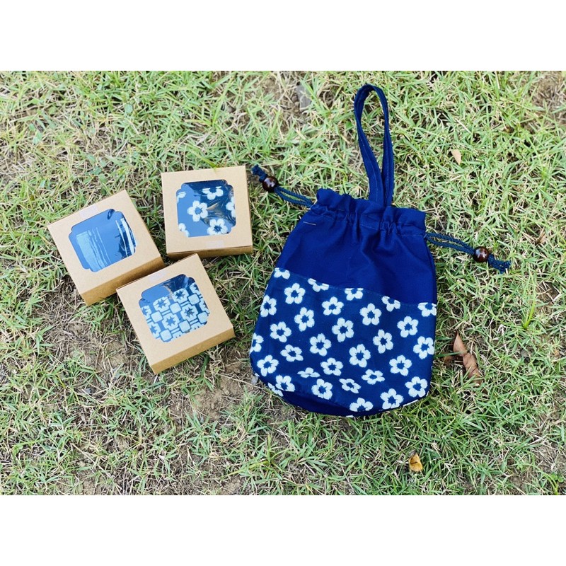 (Package คละแบบ) ถุงผ้าหูรูดก้นกลม สายถือสั้นคล้องแขนได้ ขนาด 6×9 นิ้ว แพ็คใส่กล่องสวยงาม สำหรับของชำร่วย ของขวัญ ของฝาก