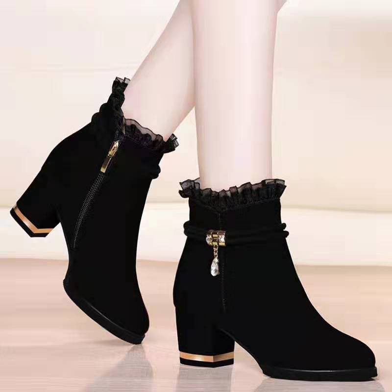 Fashion Boots 228 บาท ✨[เพิ่มกำมะหยี่เพื่อให้ความอบอุ่น]   ฤดูใบไม้ร่วงและฤดูหนาวรองเท้าบูทสั้นหนังกลับส้นหนารองเท้าบูทผู้หญิงเซ็กซี่ลูกไม้ซ Women Shoes