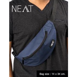 NEAT กระเป๋าสะพายข้างสำหรับสุภาพบุรุษ : สีดำ /  สีเทา