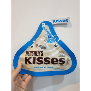 🎯BEST🎯 เฮอร์ชี่ส์คิสเซสช็อกโกแลตคุกกี้แอนด์ครีม 82กรัม Hersheys Kisses Chocolate Cookies and Cream 82g. 🛺💨