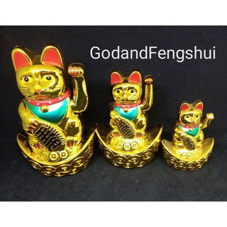 แมวกวักนำโชค 招き猫 Maneki Neko สีทอง นั่งบนก้อนทอง  แบบใส่ถ่าน  สูง 4 นิ้ว 5 นิ้ว และ 7 นิ้ว