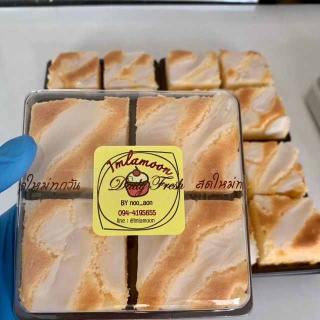 กล่องใส่ขนม 4ช่อง พลาสติกใส ฐานน้ำตาล E44