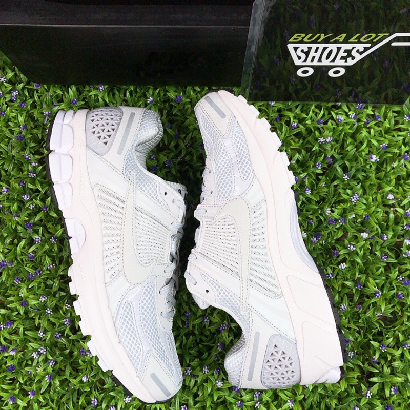 nike zoom vomero 5 white