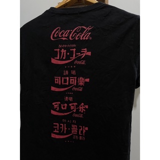 เสื้อยืดผ้าฝ้ายพิมพ์ลายแฟชั่นเสื้อยืดมือสอง COCACOLA COKE X GU POCKET TEE (2019) Size S มือ2