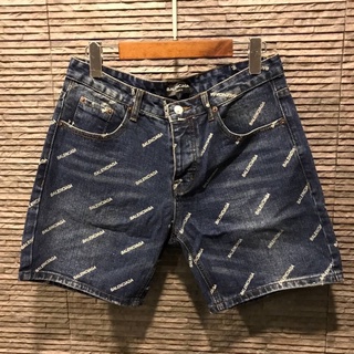 BALENCIAGA ALL OVER LOGO PRINT DENIM SHORTS กางเกงยีนส์ขาสั้น แบรนด์บาลองเซียก้า ยีนส์ ลายปริ้นท์ตัวหนังสือโลโก้