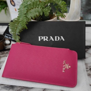  Best Seller รุ่นขายดีเว่อร์วัง 💕 กระเป๋าสตางค์ทรงสวย สะดุดตา หนังสัมผัส Safiano จากแบรนด์ PRADA💕🍭