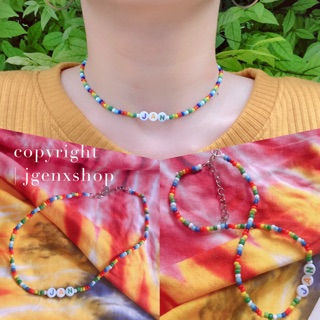 - Hippie Choker สร้อยคอลูกปัดสีรุ้ง+ตัวอักษร A-Z 🌈✨(โทนสีรุ้งสดใส) -