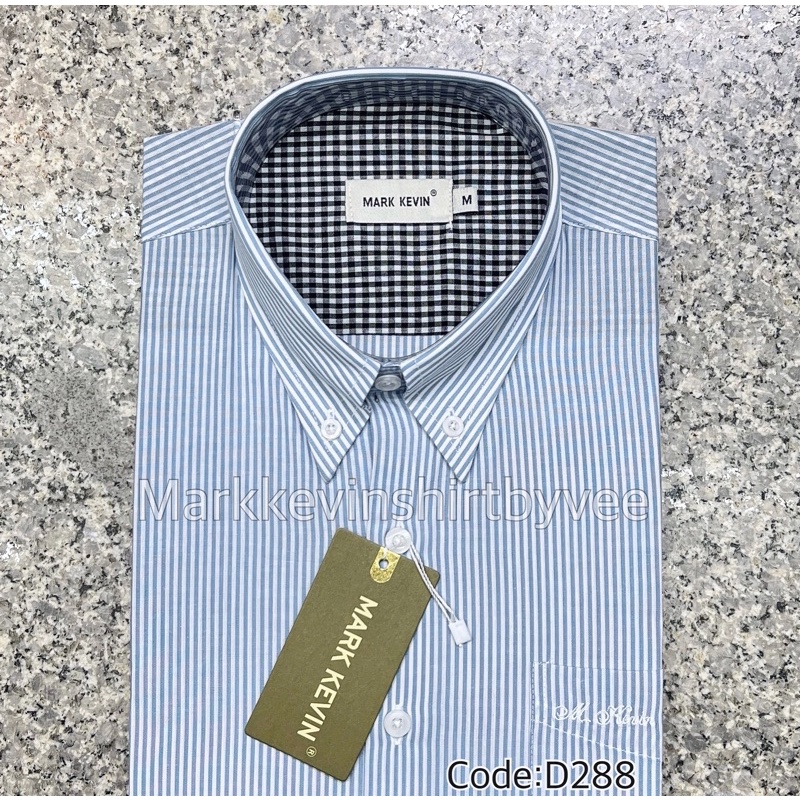 เสื้อเชิ้ตลายริ้ว สีเทาฟ้าสลับขาว แขนยาวนะคะ