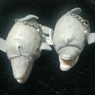 พวงกุญแจตุ๊กตาสัตว์ ปลาโลมา มือสอง 2 ตัว ราคา 30 บาท