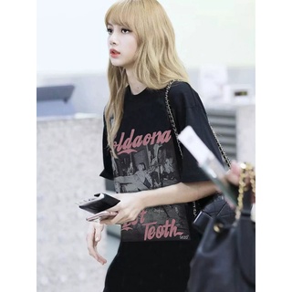 เสื้อยืดคอกลมเสื้อยืดแขนสั้นลําลอง พิมพ์ลาย Blackpink Lisa สไตล์เกาหลี ฮาราจูกุ เรโทร โอเวอร์ไซซ์ สําหรับผู้ชาย และผู้หญ