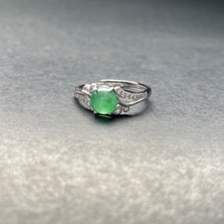 แหวนหยกพม่าแท้สีเขียวสดเนื้อใส