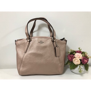 พร้อมส่ง 🌟 พัดหนังมินิ หนังแท้ สีrose goldสวยมากคะ MINI KELSEY SATCHEL IN PEBBLE LEATHER COACH F29639