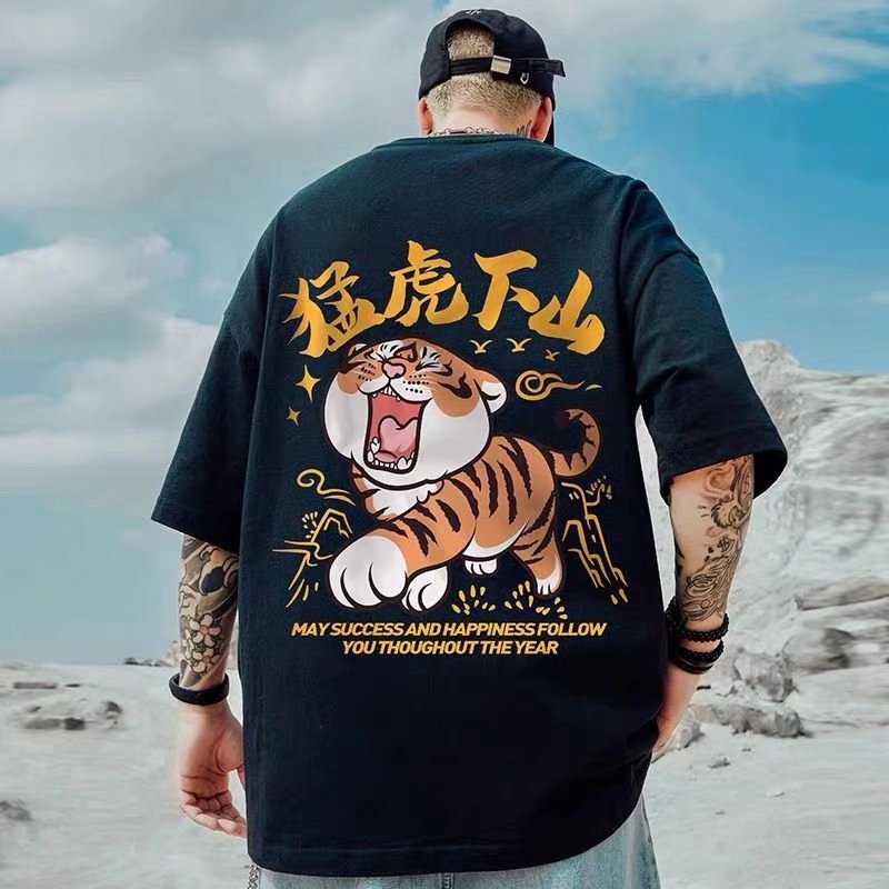 ใหม่ เสื้อยืดคอกลม แขนสั้น พิมพ์ลายการ์ตูน ทรงหลวม ใส่สบาย โอเวอร์ไซซ์ สไตล์ฮิปฮอป สตรีท ฤดูร้อน สําหรับผู้ชาย【M-8XL】