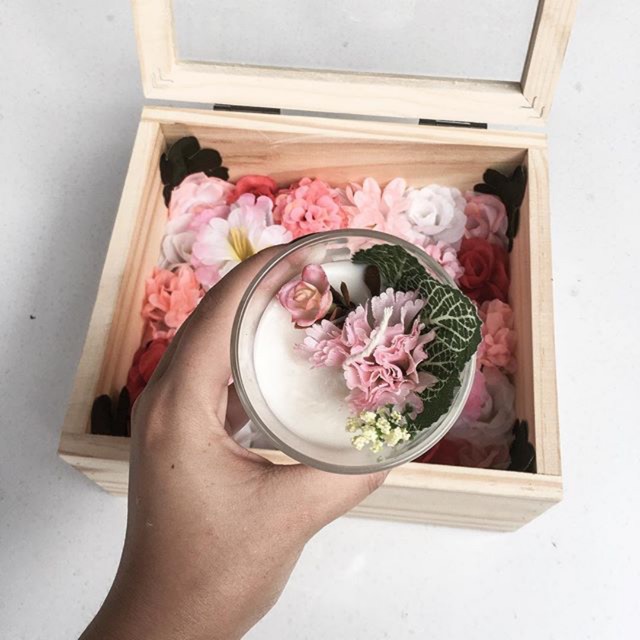 The artificial flowers box with floral soy candle🌹