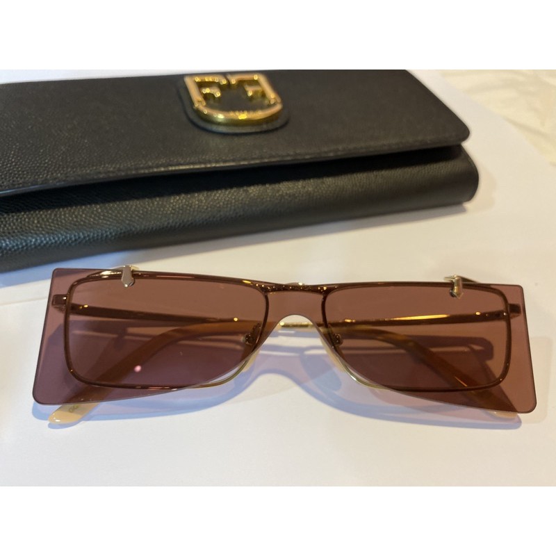 แว่นตากันแดด GUCCI สีแดง