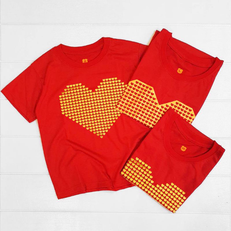เสื้อยืดครอบครัวสีแดง Hot Hot เสื้อคู่ สกรีนเฟล็กPUสีทองเงาวาวติดแน่นสวยงาม