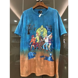 SCOOBY DOO X A WORLD DSM TIE DYE PRINTED T-SHIRT เสื้อยืดคอกลมแขนสั้น ลายปริ้นท์สกูบี้ดู ผ้ามัดย้อม สีฟ้า