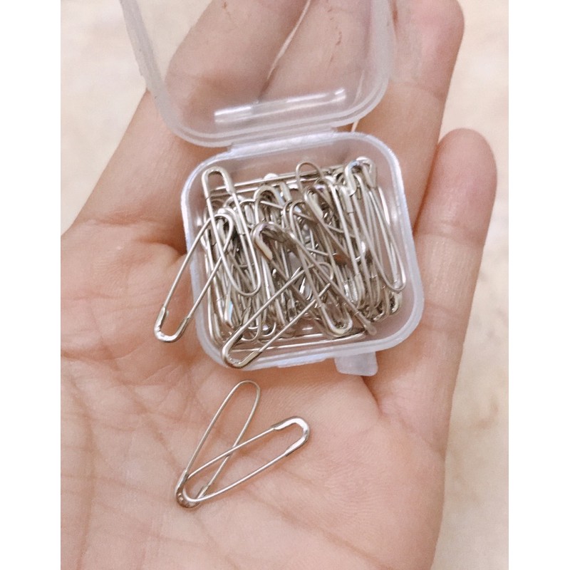 เข็มกลัดตัวยูถนอมผ้าขนาด2ซม.มี50ชิ้นต่อตลับ