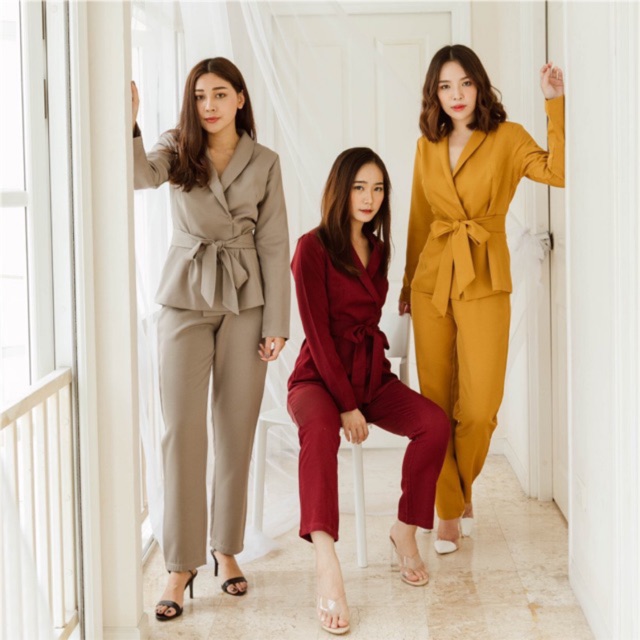 Suit Set Burgundy ร้าน Violyn Size S อก 34" กางเกง เอว 26"/ สพ.36"/ยาว 40" (ใส่ออกงานแปปเดียว)