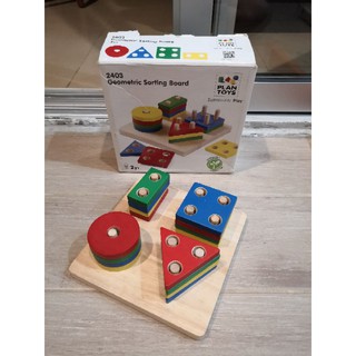 Geometric sorting board ของ​ Plan toys