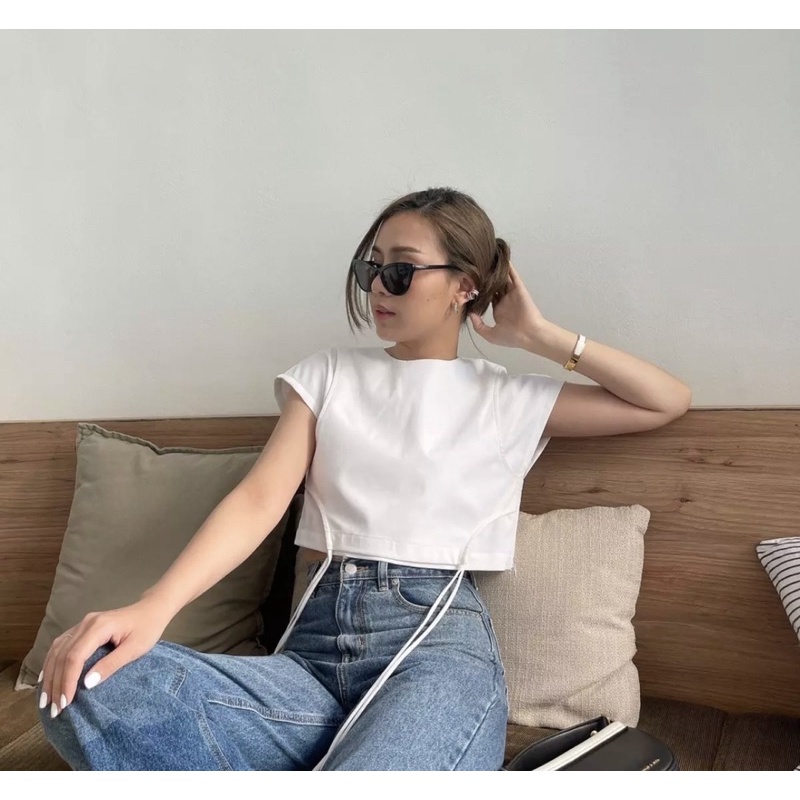 เสื้อครอปสีครีมจากแบรนด์ Vynn.official