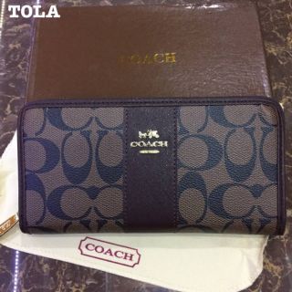 COACH
กระเป๋าสตางค์ทรงยาวซิปรอบ  ขนาด 7.5"
พน้อมกล่องแบรนด์  
ราคา 350 บาท