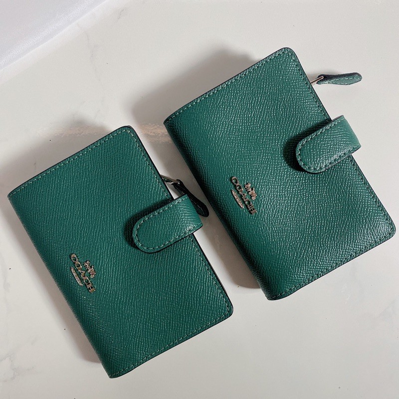 👑ผ่อน0%~แท้100%👑 กระเป๋าสตางค์ ใบสั้น สีเขียว  MEDIUM CORNER ZIP WALLET COACH F11484 IM / EVERGREEN