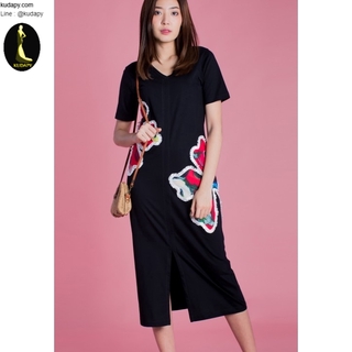 ชุดเดรสยาวคลุมเข่าสีพื้นเรียบ เนื้อผ้ายืดได้ ไม่บาง ปะชิ้นผ้าลายดอกไม้ ผ่าชายกระโปรงด้านหน้า