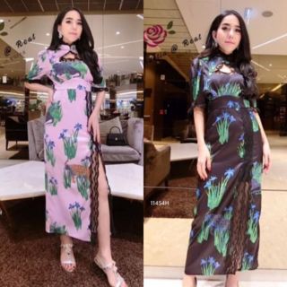 MF11454🍓
Dress แม็กซี่เดรสยาวแขนสั้น คอจีน ผ้าไหมอิตาลี่พิมลายดอกไม้ คอเจาะเว้า เดรสผ้าหน้าแต่งขอบลูกไม้