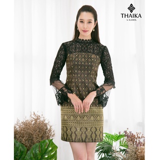 Thaika เดรส ‘ดารารัตน์’ รุ่น Limited Edition ชุดผ้าไทย เดรสเกาะอกสีน้ำตาลทอง แต่งลูกไม้นอก ชุดไทย ชุดทำงาน ชุดออกงาน