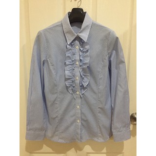 เสื้อเชิ้ตสีขาวลายทางสีฟ้า มีระบายหน้า Brillage อก 36” เอว 34” ยาว 25”