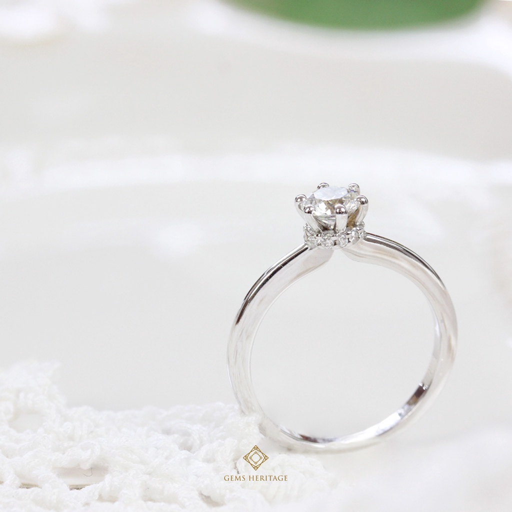 Gems Heritage : แหวนแต่งงาน ดีไซน์เรียบหรู เพชรแท้น้ำ 99 เรือนทองคำขาว 18k พร้อมใบรับประกัน (rwg453)