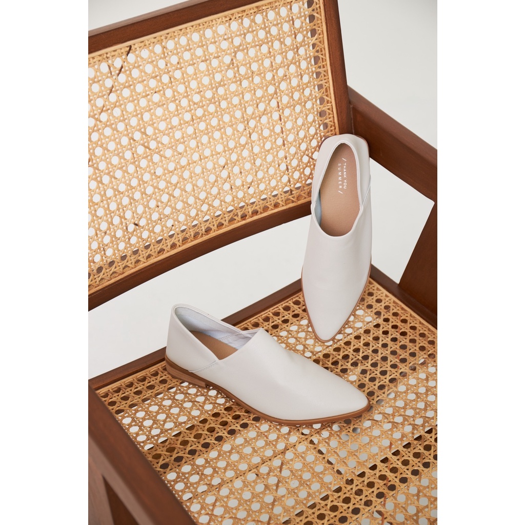 รองเท้าหนังรุ่น EVERLY/ Linen Cream รองเท้าโลฟเฟอร์หัวแหลมทรงสวย สำหรับสาวเก๋ แบรนด์ THANK YOU SUMMER