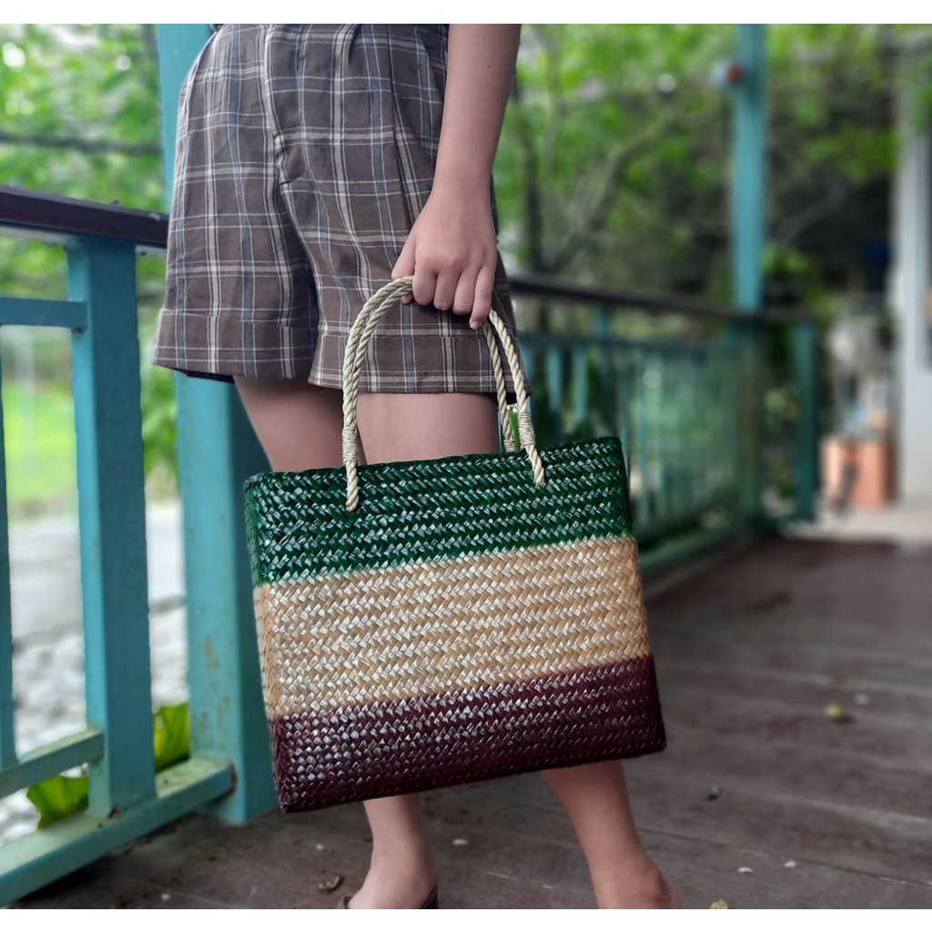 กระเป๋าสานกระจูด ทรงกล่อง ขนาด 12*4*10 นิ้ว ไม่บุผ้าไม่มีซิป สินค้าแฮนด์เมด เหมาะจะซื้อเป็นของฝากของขวัญ