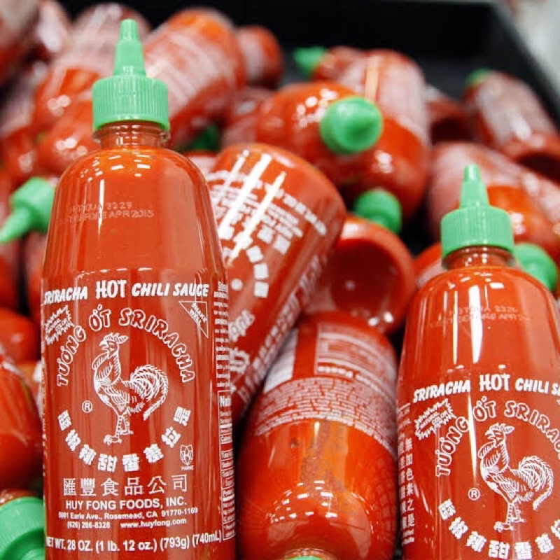 Sriracha Hot Chili Sauce 740 ml. ซอสพริกศรีราชา ตราไก่ huy fong foods. นำเข้าจากอเมริกา KETO FRIENDL