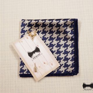 เซ็ทผ้าเช็ดหน้าสูทhoundstoothและพิณติดสูทกวางทอง - Houndstooth Pocket Square&amp;Suit Pin set